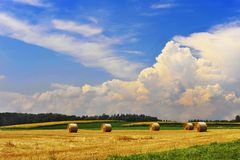 Strohballen mit Wolken