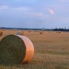 strohballen rollen übers stoppelfeld. aufgepasst!