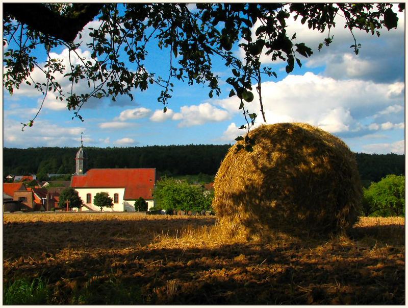 Strohballen rollt auf Kirche zu