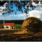 Strohballen rollt auf Kirche zu