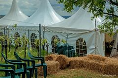 Strohballen und Festzelte beim Weinfrühling in Birkweiler