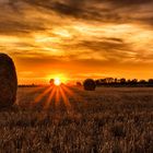 "Strohballen und Sonnenuntergang"