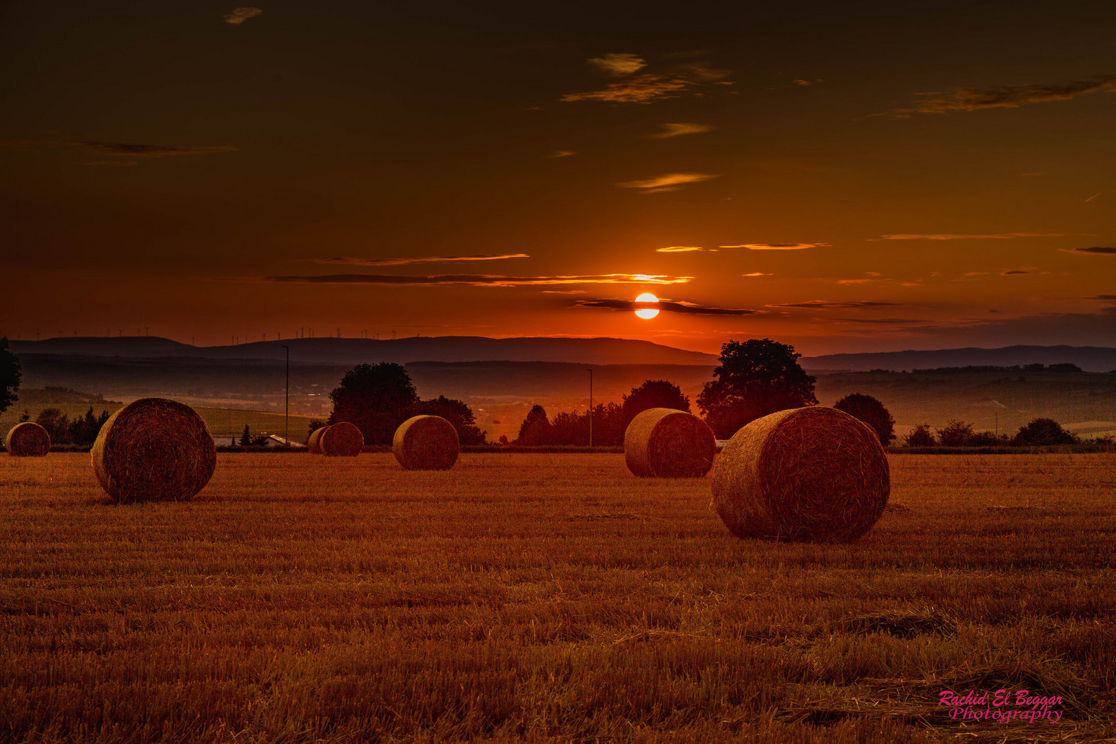 Strohballen und Sonnenuntergang 