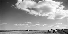 Strohballen und Wolken