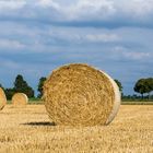 Strohballen unter blauem Himmel - Heimat :)