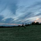 Strohballenfeld am Abend