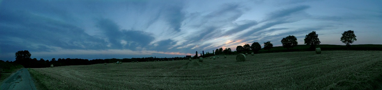 Strohballenfeld am Abend