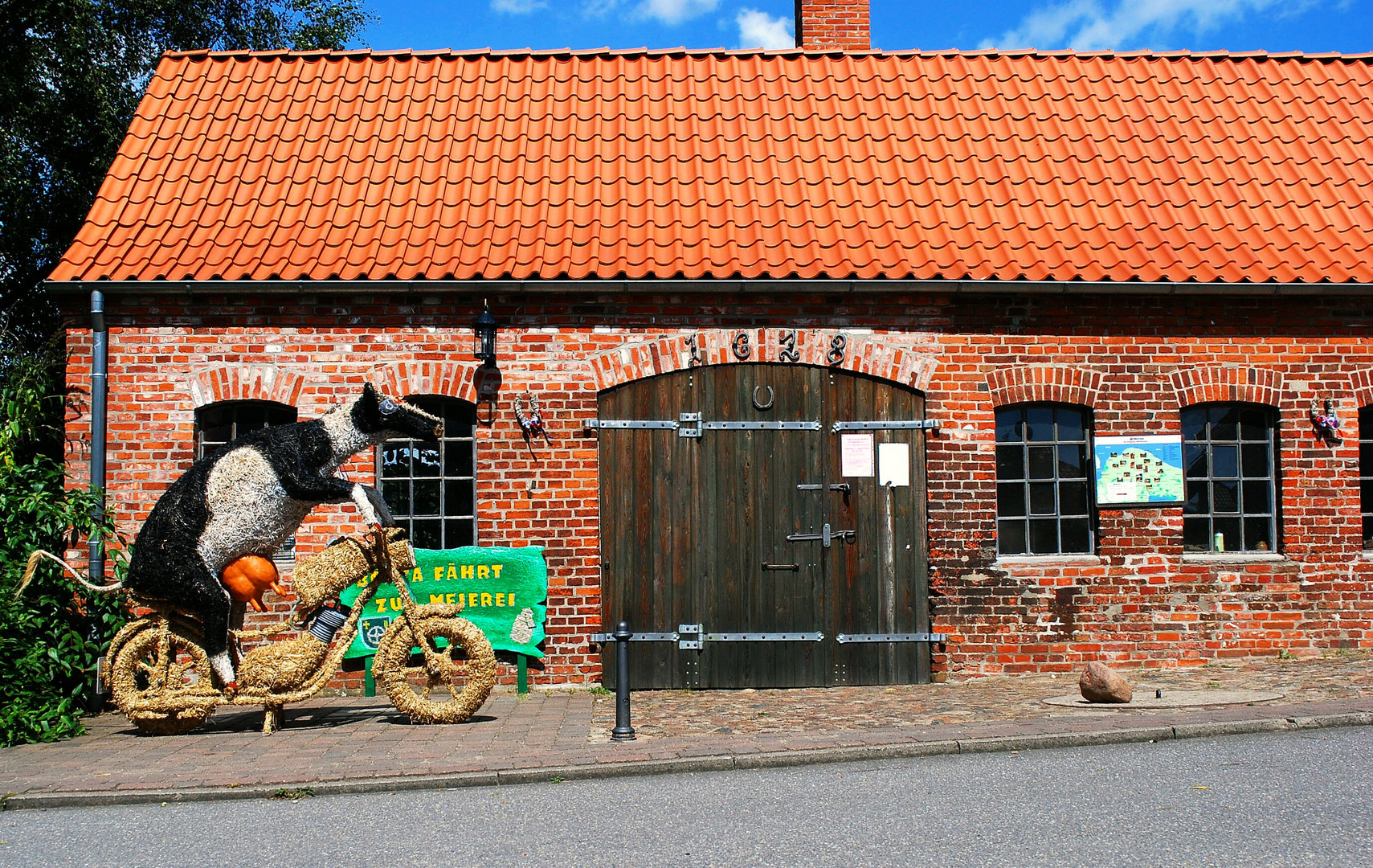 Strohfigur vor der alten Schmiede in Lutterbek