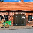 Strohfigur vor der alten Schmiede in Lutterbek