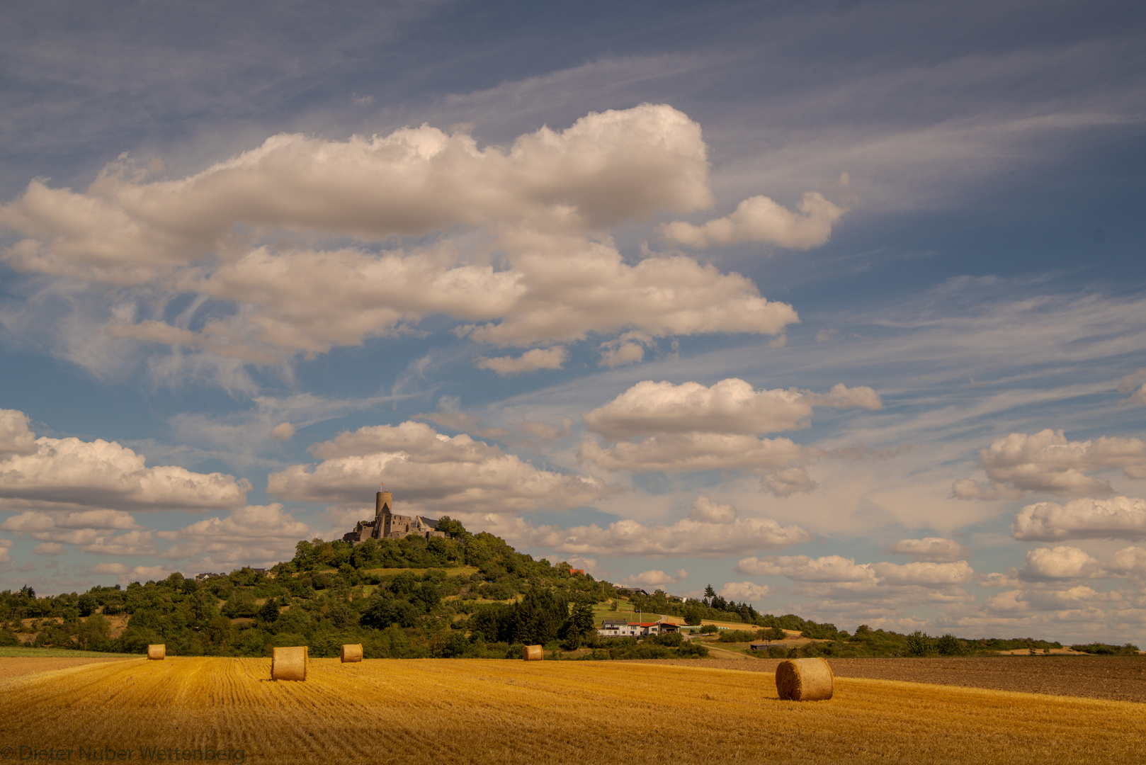 Strohrollen vor der Burg