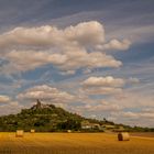 Strohrollen vor der Burg