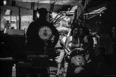 Strokes of light among the shadows of the ancient market