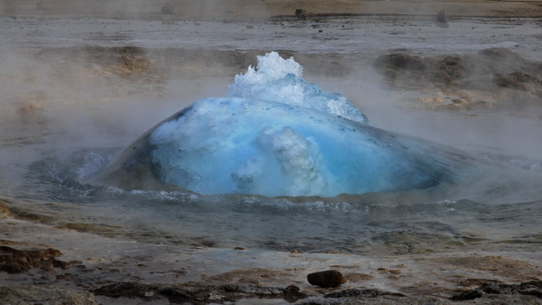 Strokkur bricht aus