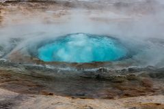 Strokkur, der Gysir kurz vor dem Ausbruch