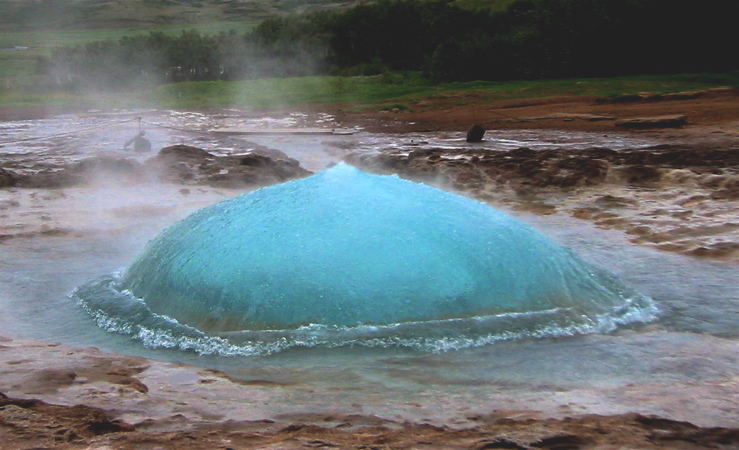 Strokkur unmittelbar vor dem Ausbruch reloaded