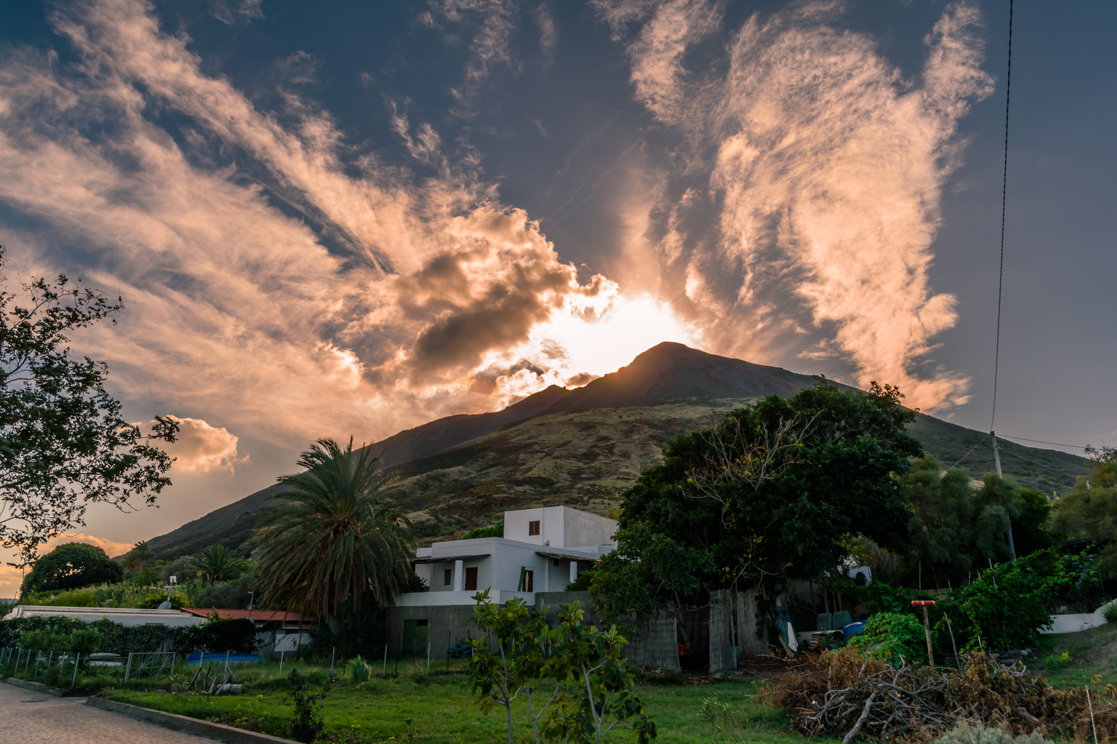 Stromboli im Abend­licht