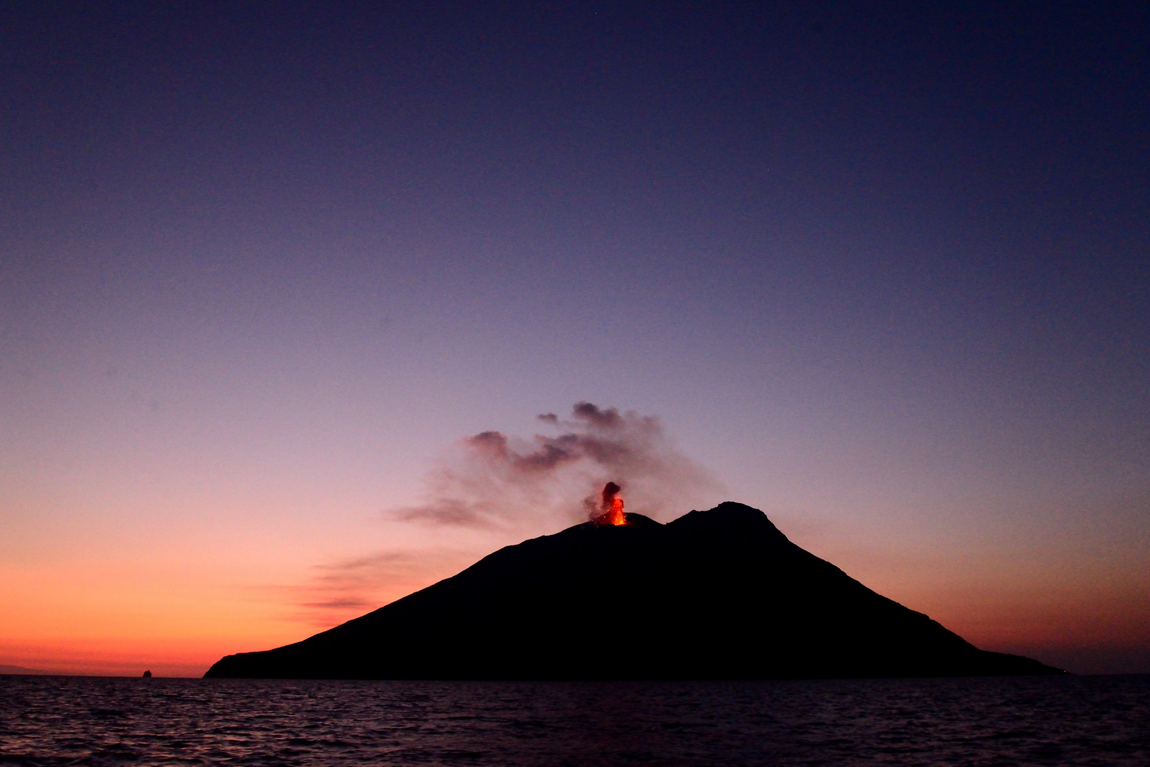 Stromboli im Sonnenaufgang