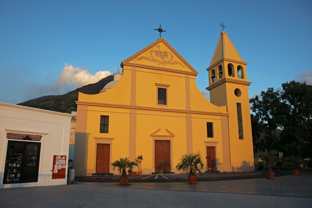 Stromboli Kirche im Sonnenaufgang