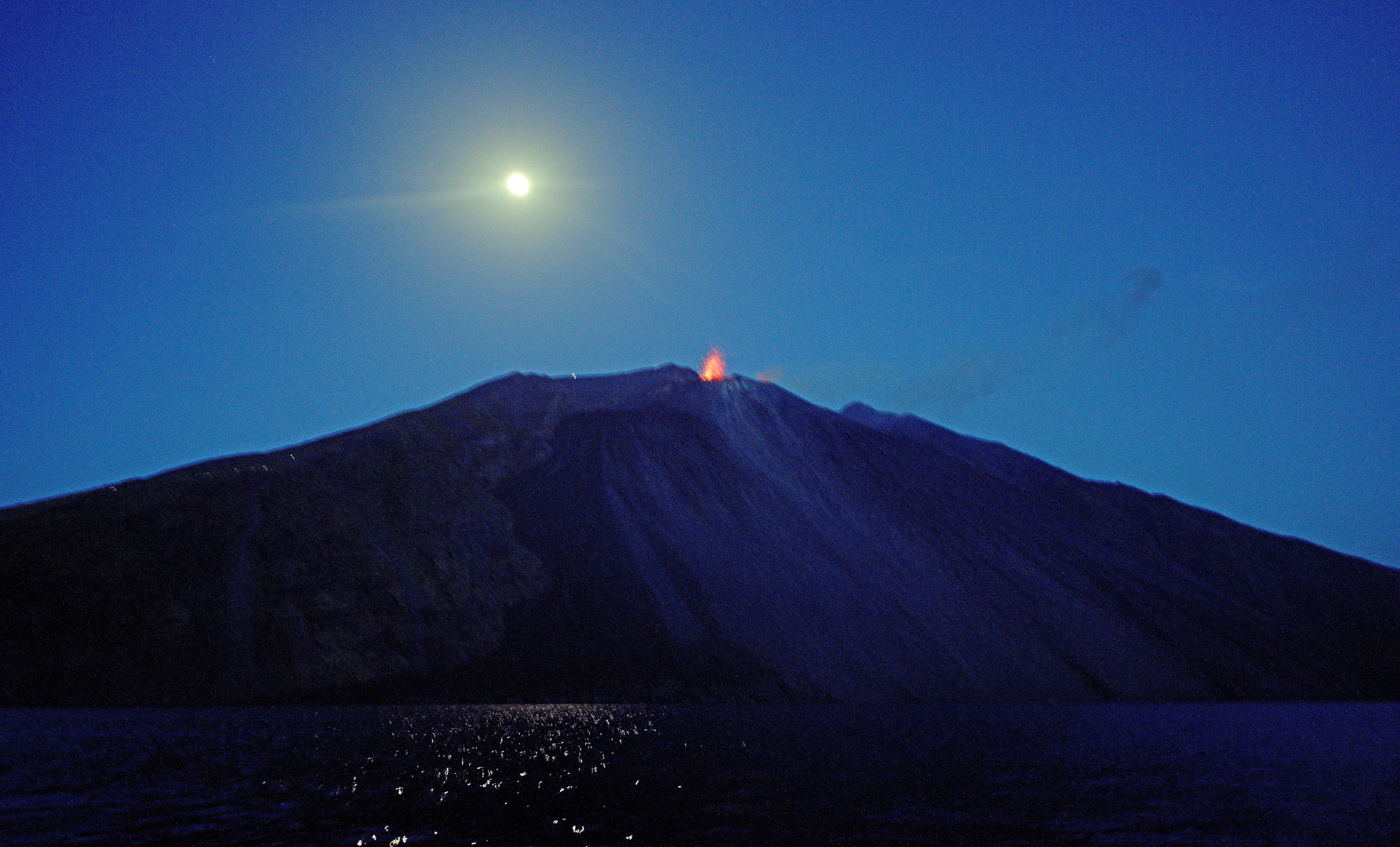 Stromboli mit Vollmond bei Nacht