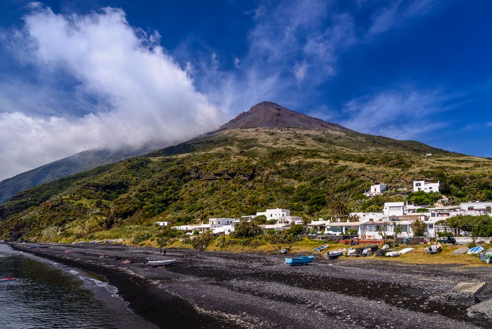 Stromboli-Stadt mit Stromboli, Liparische Inseln, Sizilien