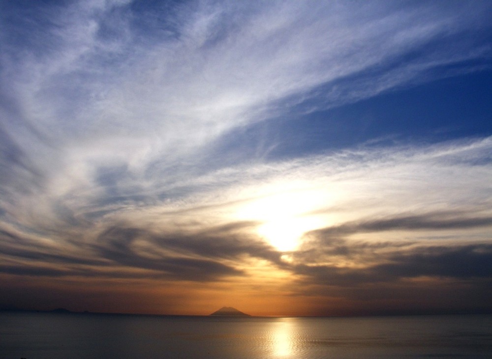 Stromboli und Wolkenschleier