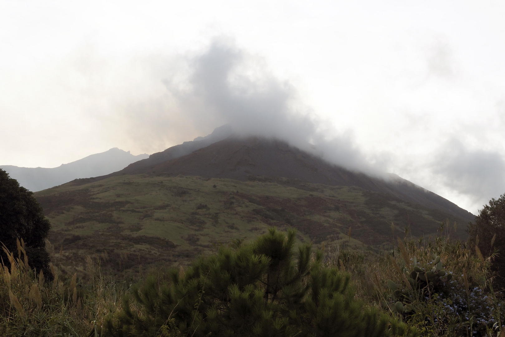 Stromboli Vulkan rauchend