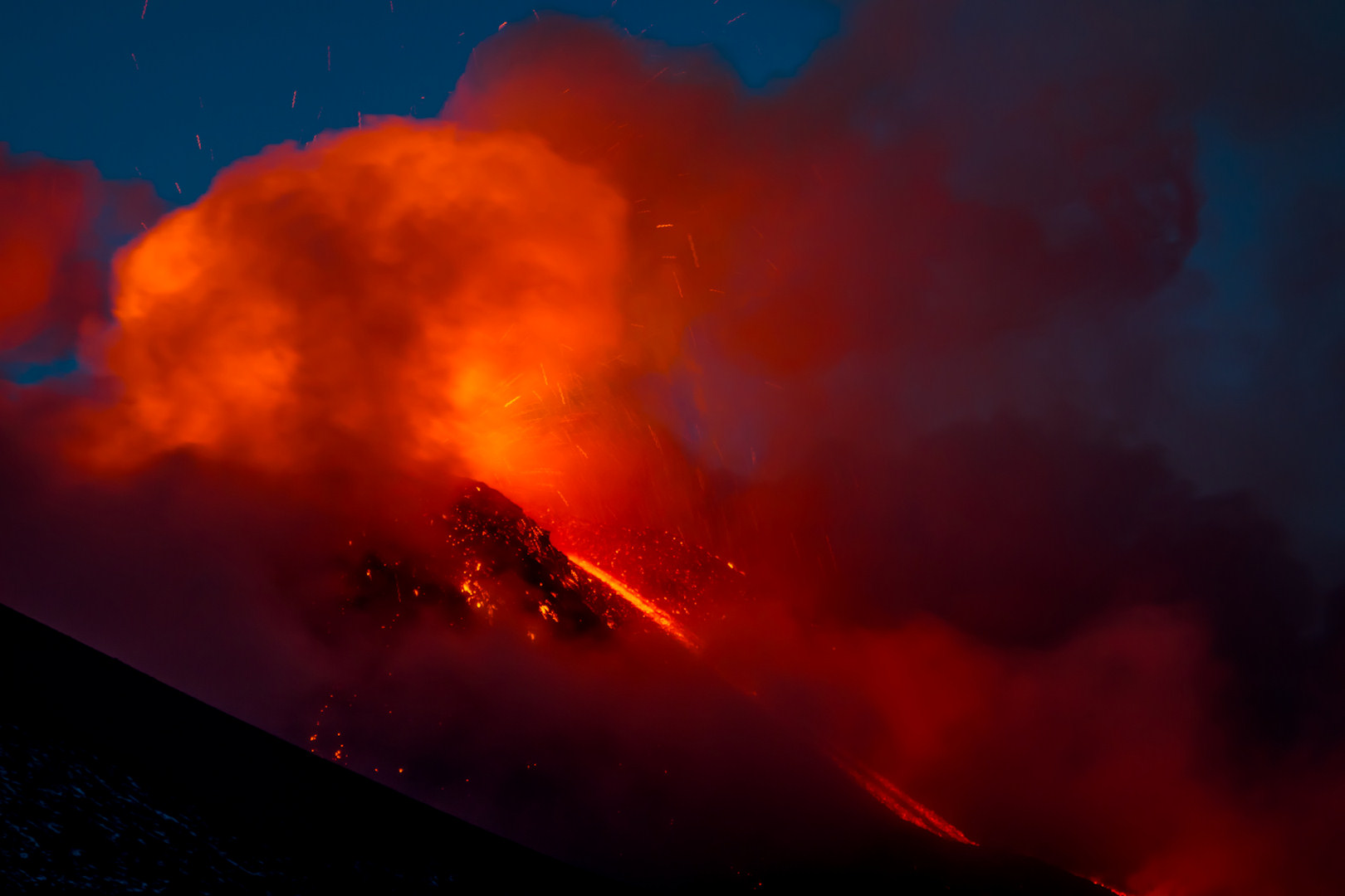 Strombolianischer Ausbruch des neuen Südostkraters am Monte Etna, 15 Juni 2014