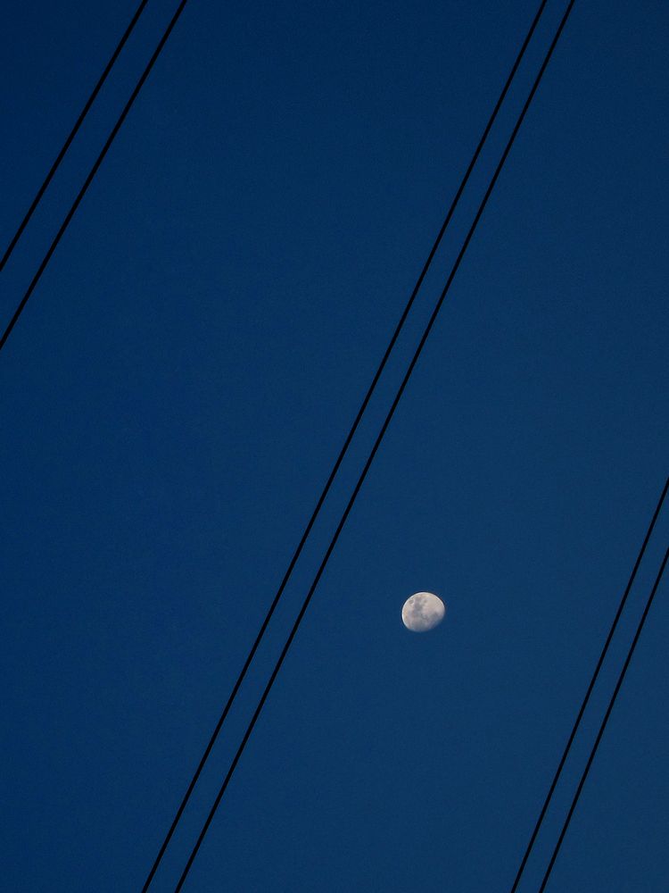 Stromleitung mit Mond