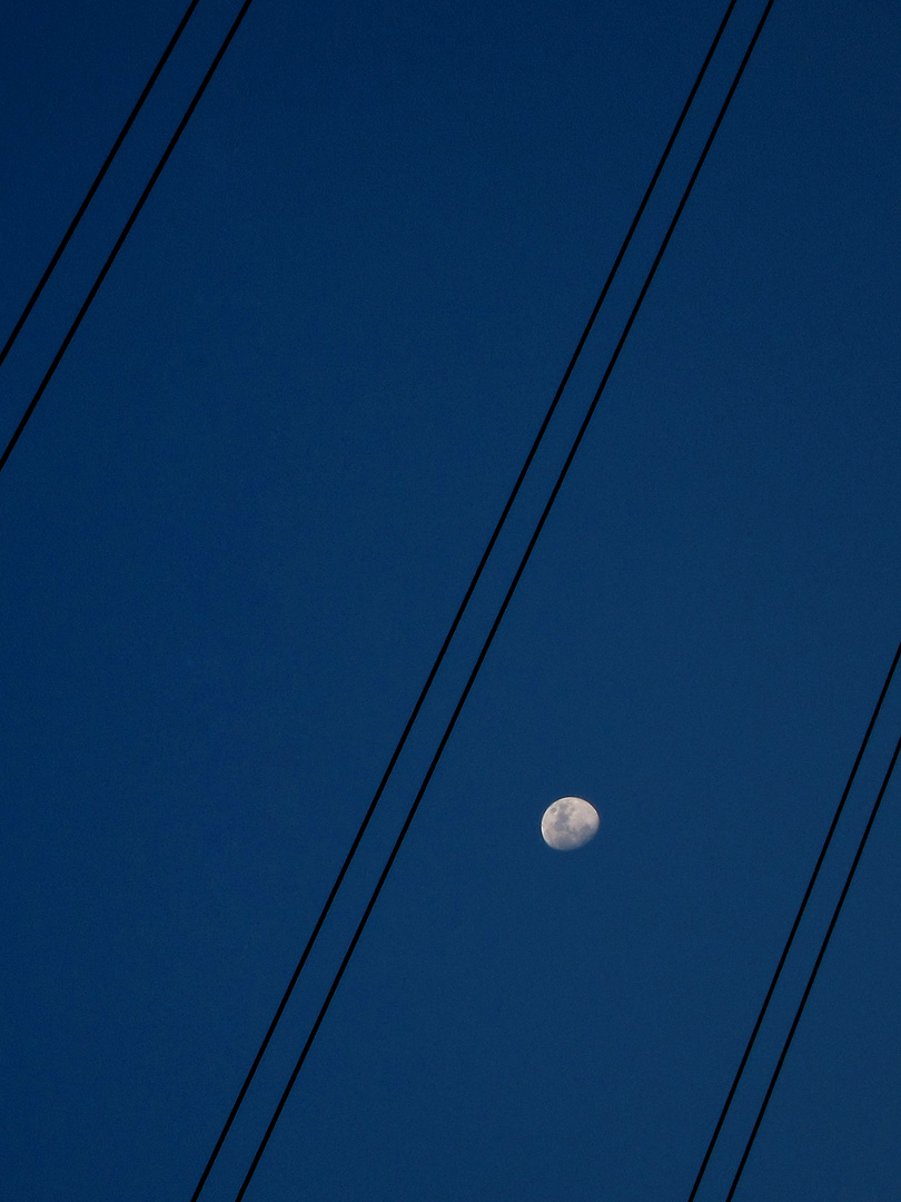 Stromleitung mit Mond