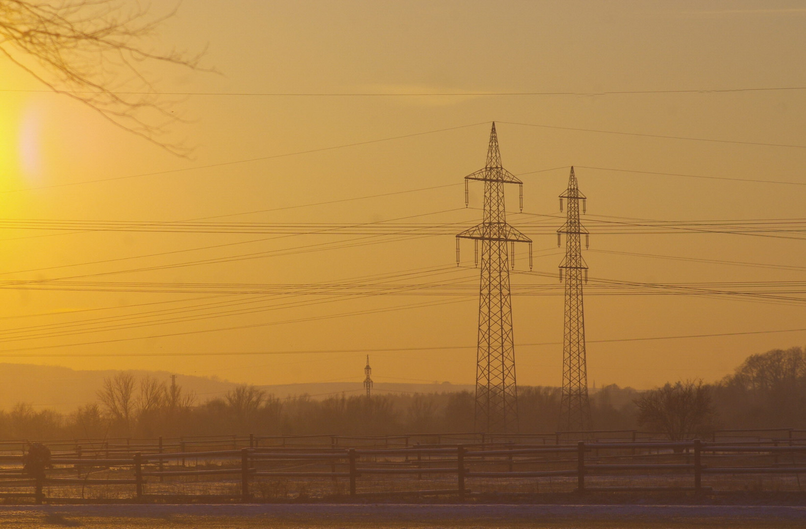Stromleitungen im Sonnenuntergang