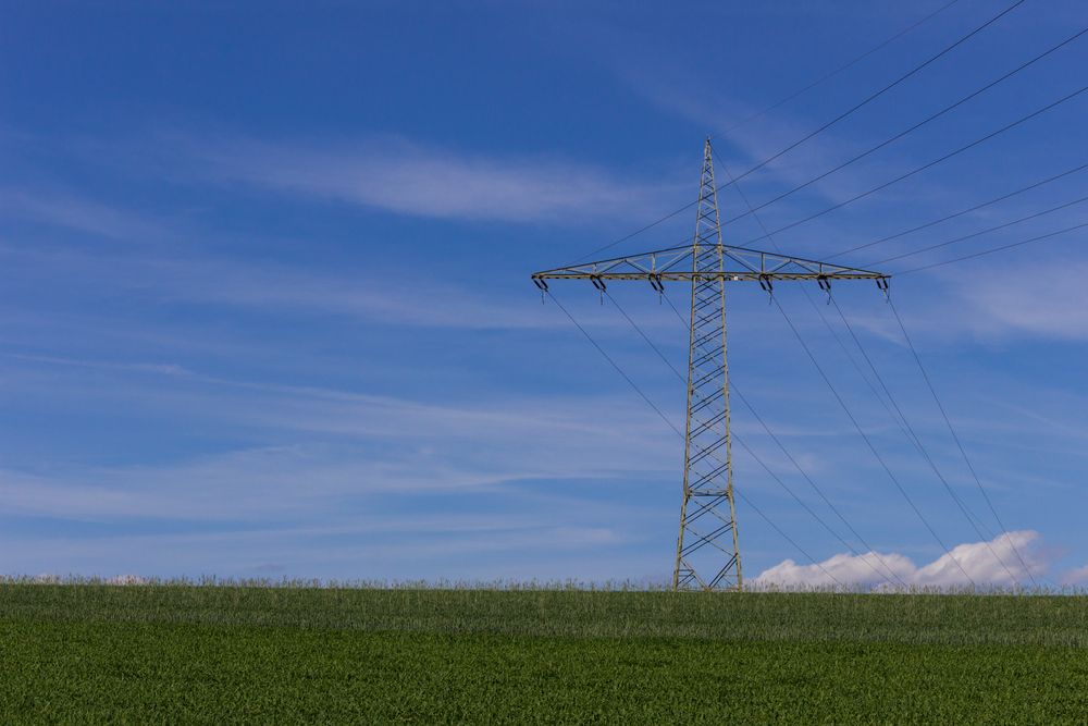 Strommast auf Feld