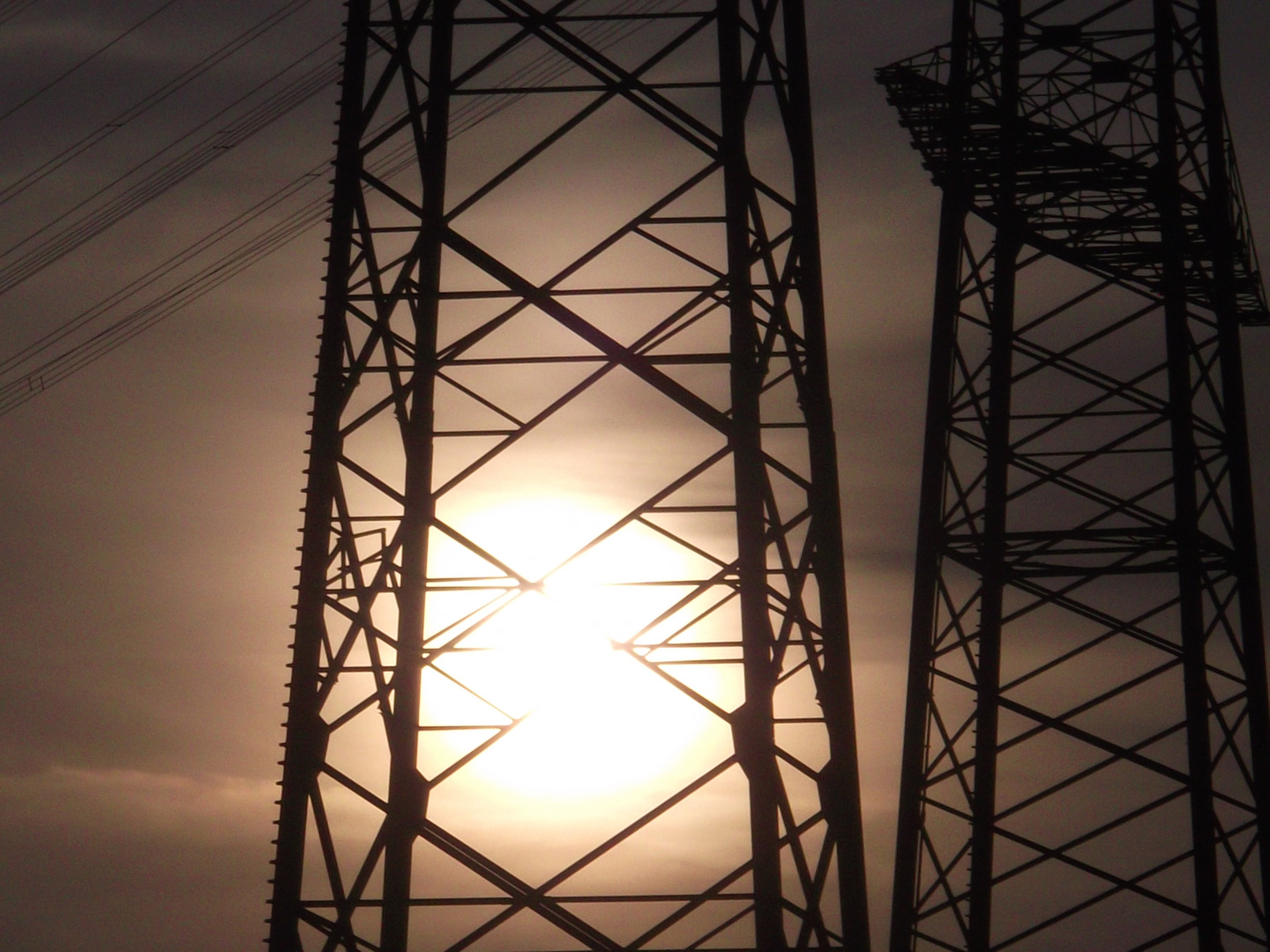 Strommast Brennt beim Sonnenuntergang