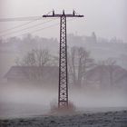 Strommast im Morgennebel