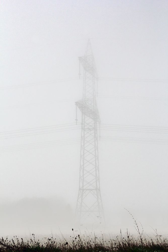 Strommast im Nebel