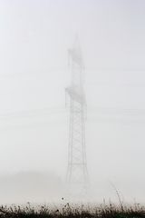 Strommast im Nebel