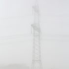 Strommast im Nebel