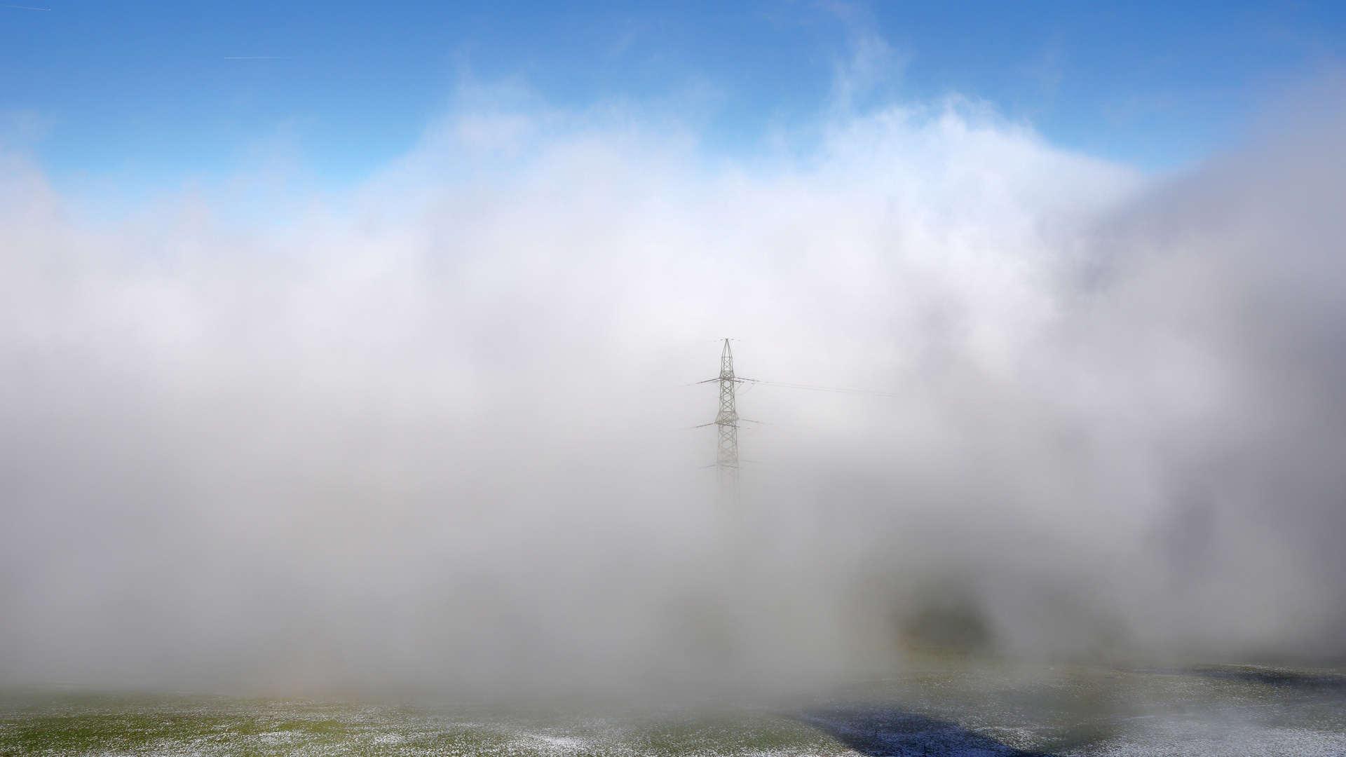 Strommast im Nebel