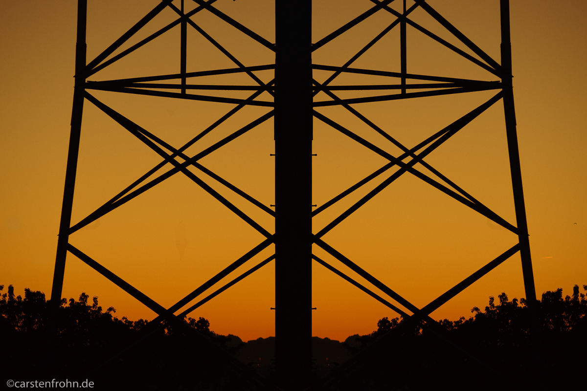 Strommast im Sonnenaufgangslicht
