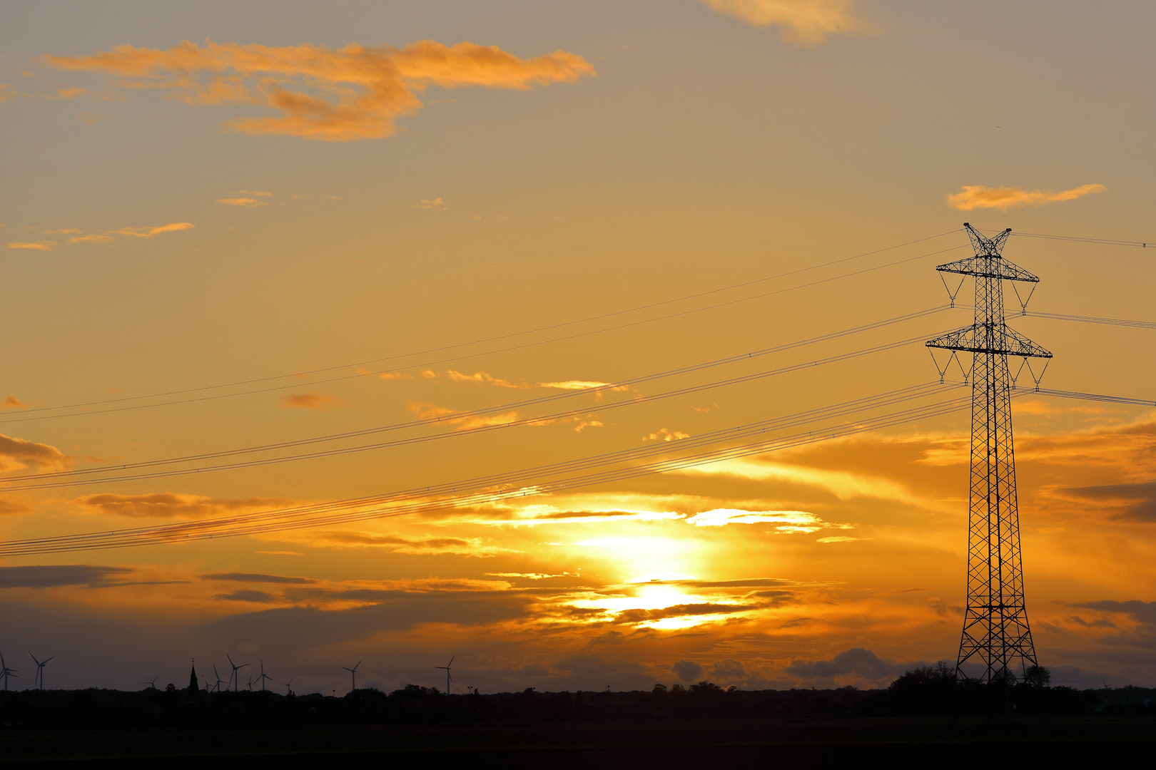 Strommast im Sonnenuntergang