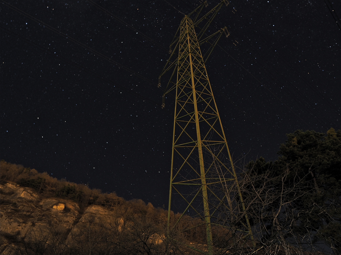 Strommast in der Nacht