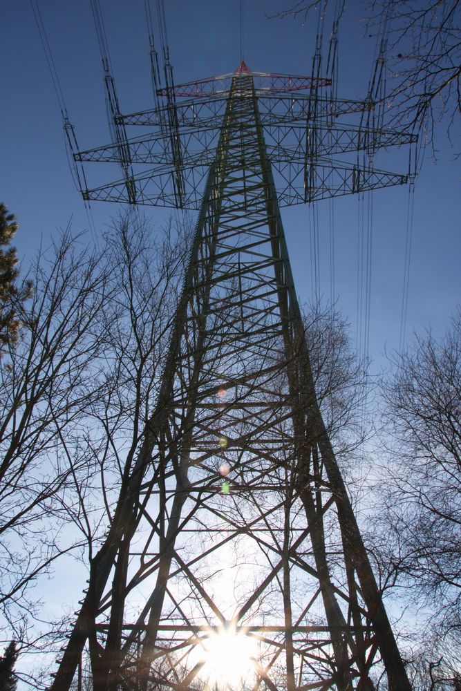 Strommast mit Gegenlicht