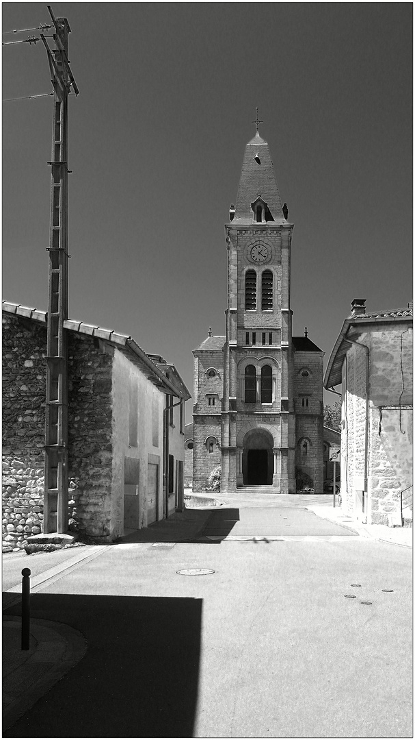 Strommast mit Kirche