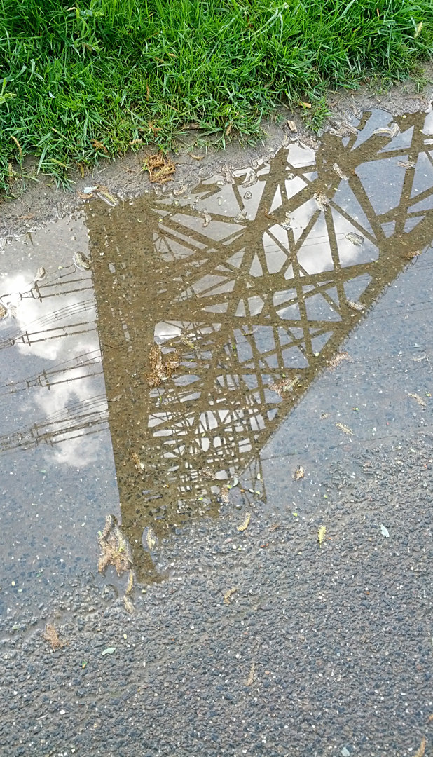 Strommast-Spiegelung am Sieg-Deichweg - Troisdorf