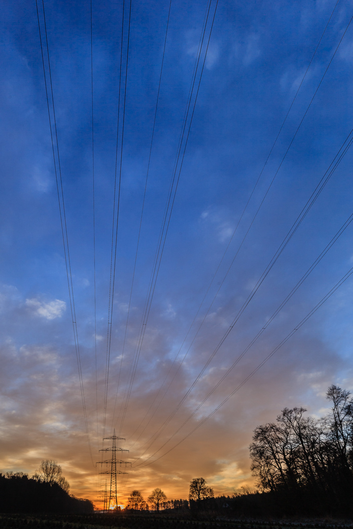 Strommast und Sonnenaufgang