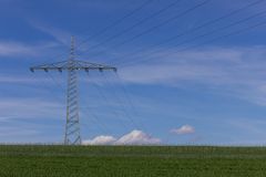 Strommast vor blauem Himmel