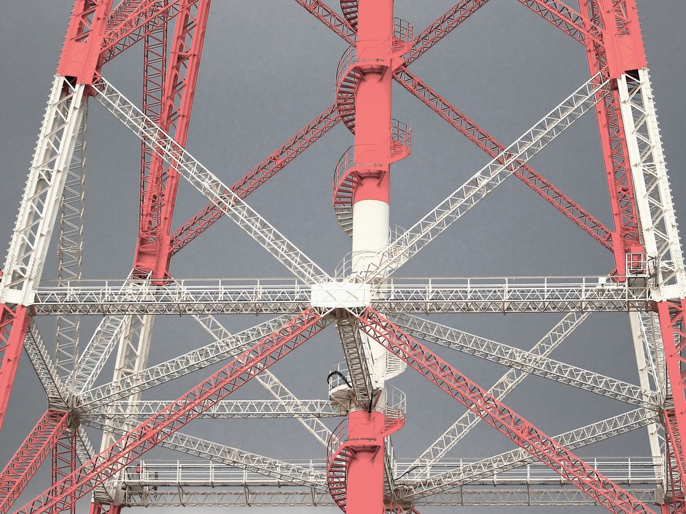 Strommast vor Gewitterwolken