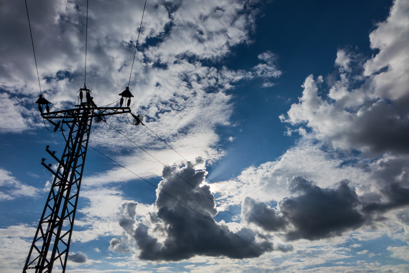 Strommast vor Himmel