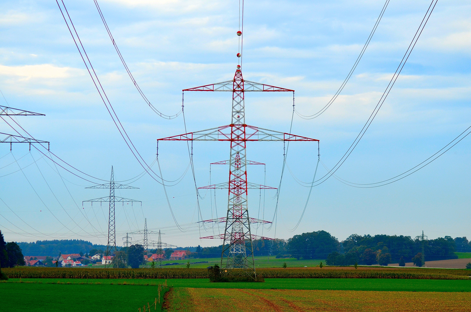 Strommasten im Gelände