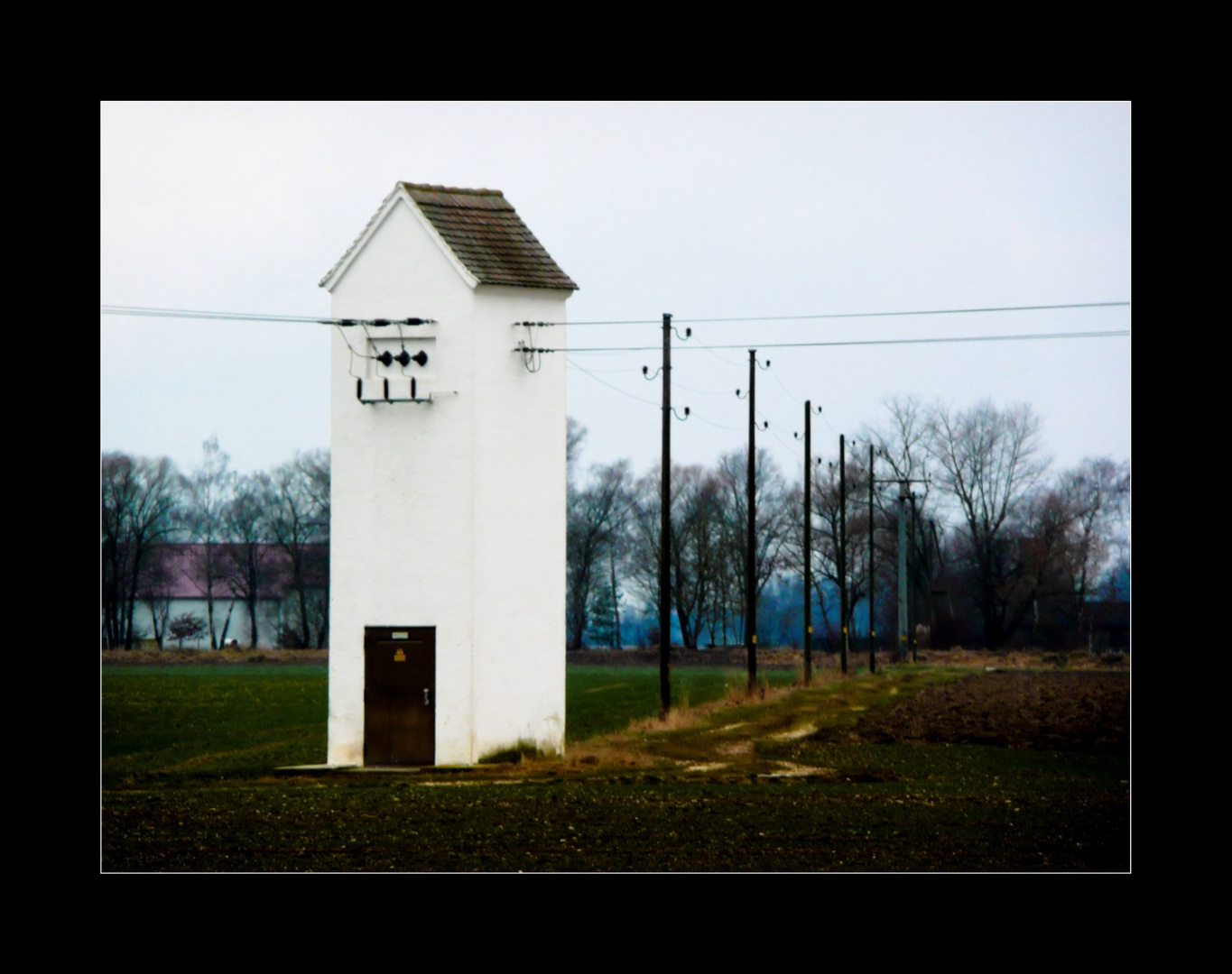 Strommasten im ländlichen Räum