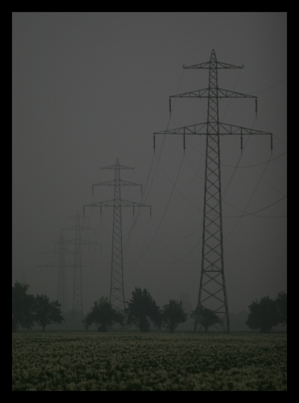 Strommasten im Nebel